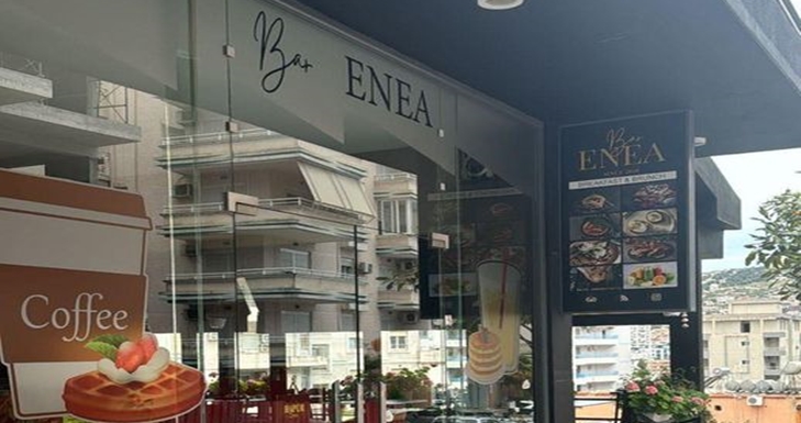 Bar Kafe ENEA në Sarandë kërkon të punësojë Kamarier/e. Të komunikojë anglisht
