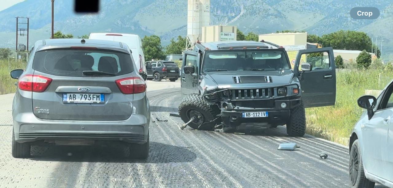 Aksident në rrugën Sarandë &#8211; Delvinë. Një automjet përfundon në kanal, ka të lënduar