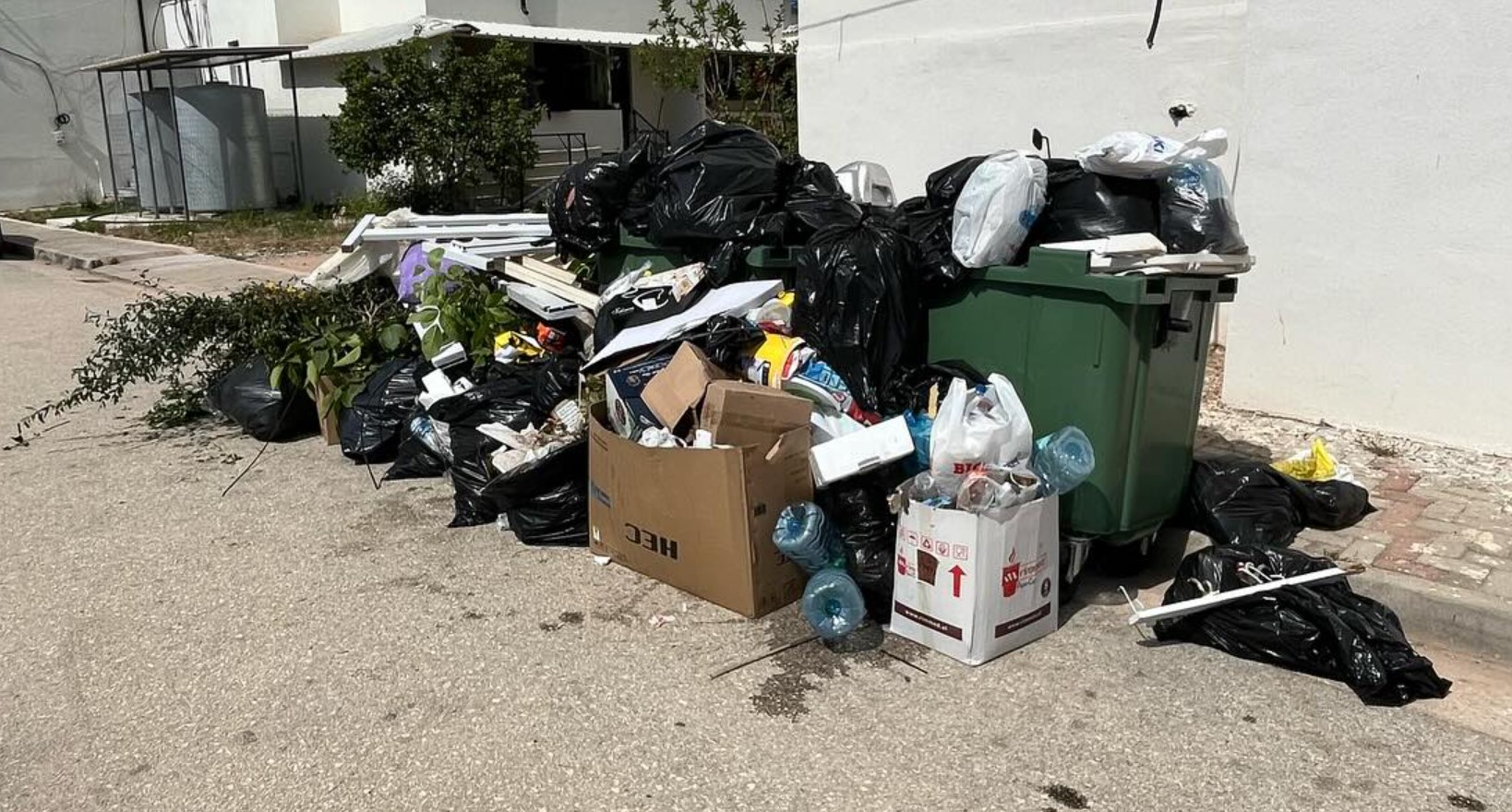Banorët e Ksamilit kanë ankesa për menaxhimin e mbeturinave