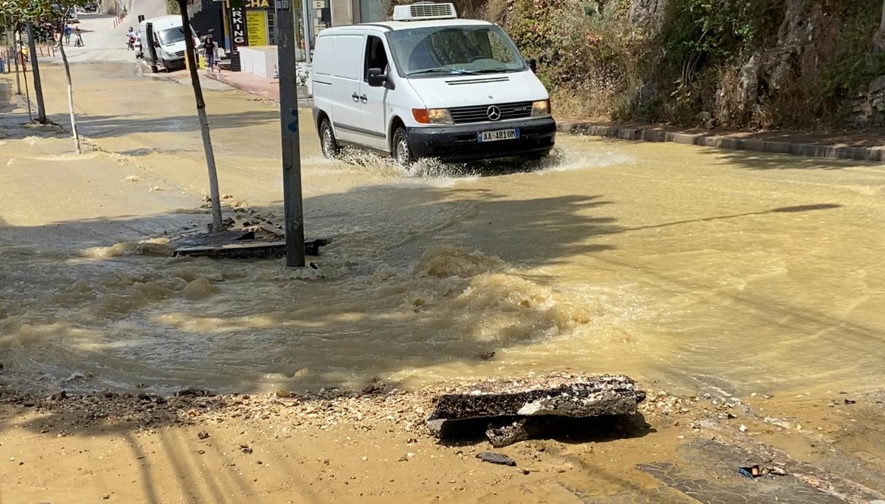 Çahet përsëri tubacioni, probleme me furnizimin me ujë në disa zona në Sarandë &#8211; VIDEO