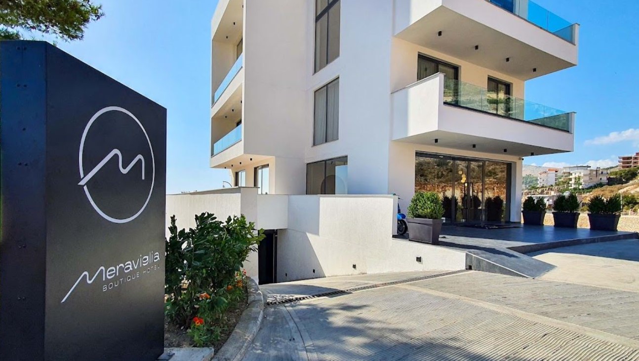 Meraviglia Boutique Hotel kërkon të punësojë Sanitare, Recepsionist/e dhe Ndihmës Kuzhiniere