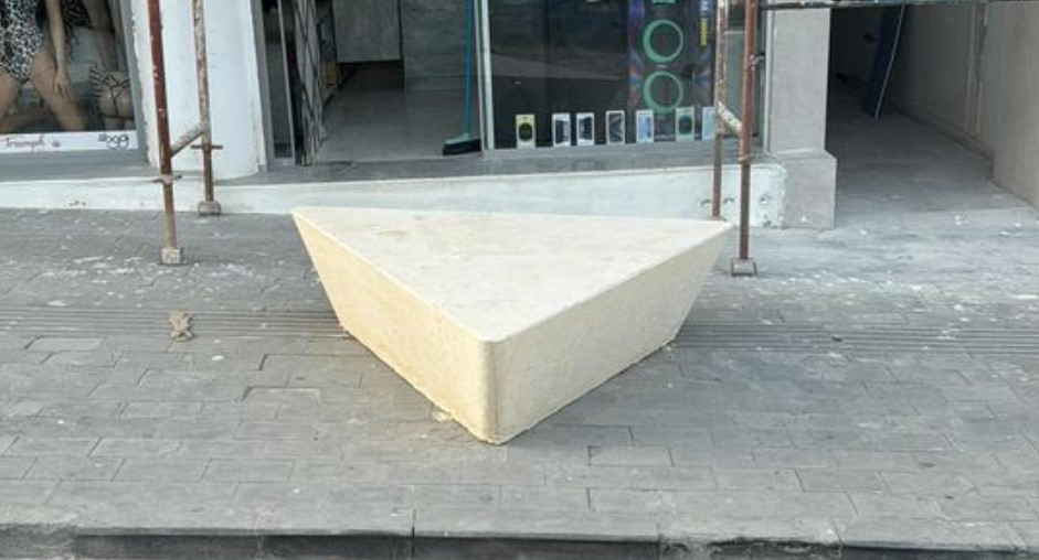 Pronari habitet kur shikon një shkëmb betoni përpara dyqanit: Çfarë po ndodh këtu?!