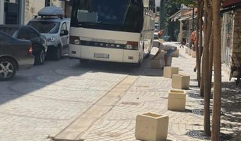 Qytetari raporton: Në rrugën Skënderbeu shkulën vazot për të kaluar autobusi