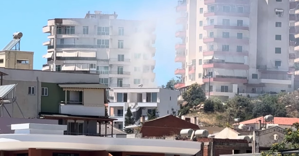 Zjarrfikësja vjen rrotull Sarandës për shkak të rrugëve të bllokuara &#8211; VIDEO
