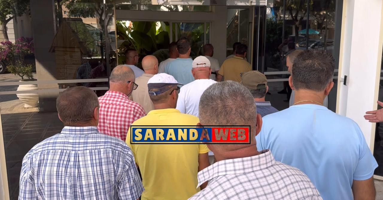 TAKSISTËT E SARANDËS DHE KSAMILIT PROTESTË NË DYERT E BASHKISË SARANDË &#8211; VIDEO