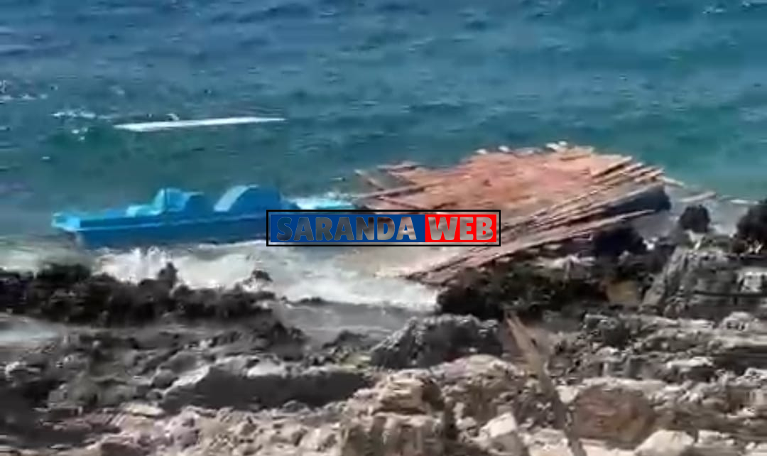 Ksamil: Policia heq platformat dhe i lë pranë plazheve duke rrezikuar pushuesit &#8211; VIDEO