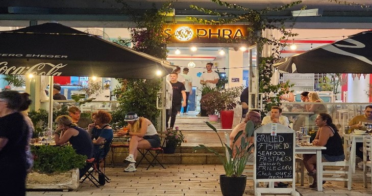 Sophra Restaurant Sarandë kërkon të punësojë Sanitare turni i dytë