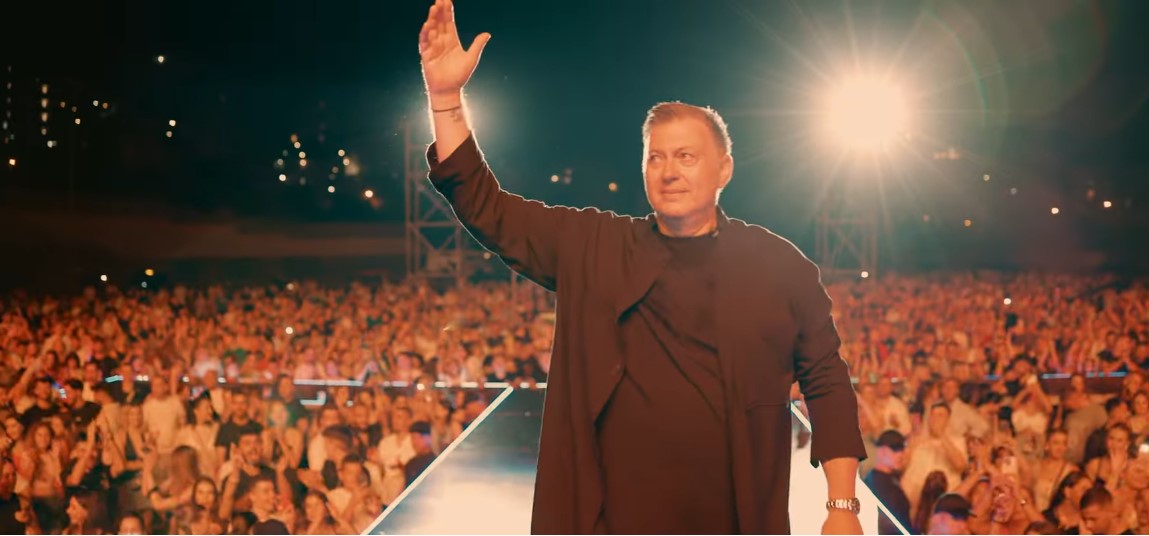 Niko Makropoulos publikon këngën e re me videoklip të realizuar në Sarandë gjatë Orange Festival