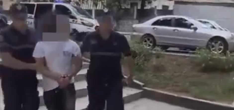 Policia bastis lokalin, prangoset pronari dhe kamarieri &#8211; VIDEO