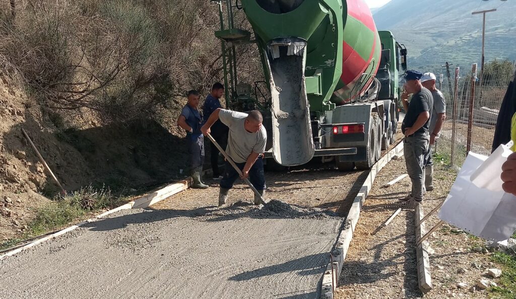 Banorët e Tatzatit 'detyrojnë' HEC Sasaj të shtrojë rrugën e fshatit