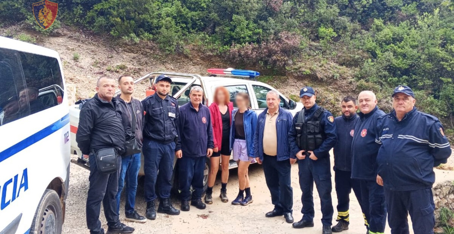 Policia ndihmon 2 gjermane të dalin nga Gropa e Bufit. FOTO pas daljes nga gropa