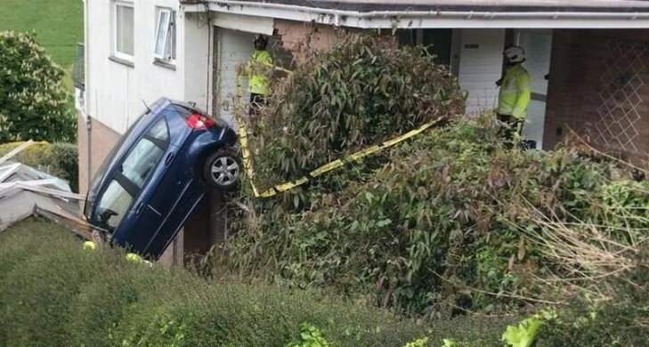 Automjeti përfundon në oborrin e shtëpisë, 4 persona të plagosur