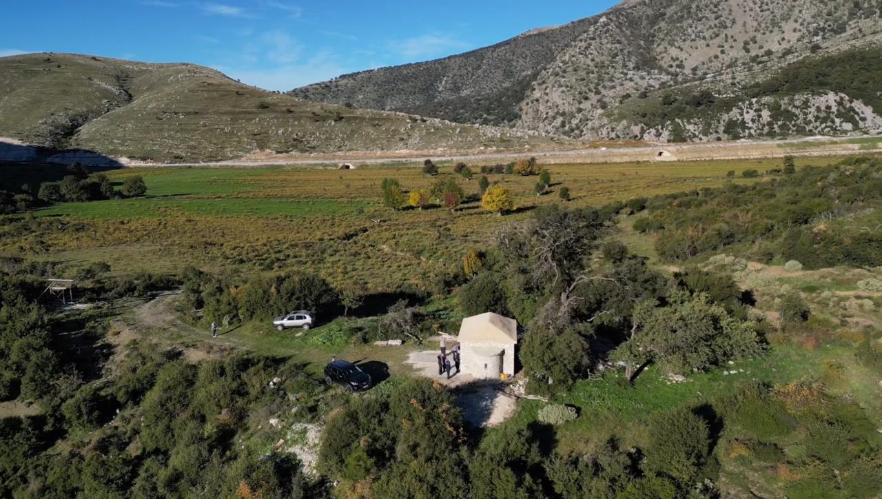 Banorët e Senicës rindërtojnë kishën bizantine të shekullit të 14-të &#8211; VIDEO