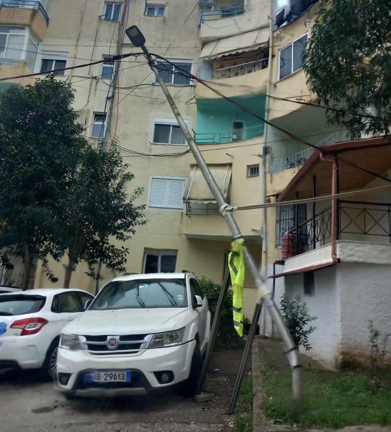 Banorët e Lagjes nr. 4 në Kodër apelojnë: Shtylla e ndriçimit rrezikon jetën e kalimtarëve