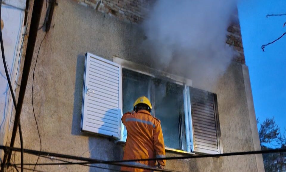 Banesa e një të moshuare në Sarandë përfshihet nga flakët, nxirret nga fqinjët &#8211; VIDEO