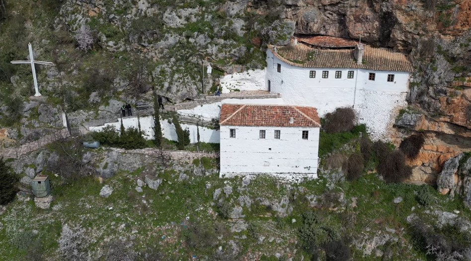 Futi dorën te arka e donacioneve në Manastirin e Kostarit, procedohet 47-vjeçari nga Saranda