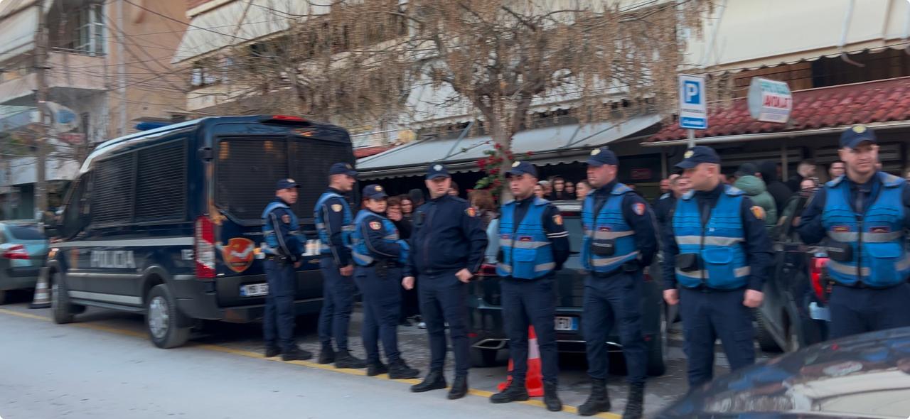 Ndodhi në Sarandë! 2 të rinj kundërshtojnë punonjësit e Policisë së Rendit