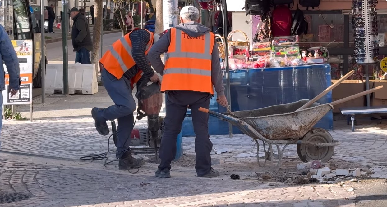 Problemet me rrugët me mozaik në qendër të Sarandës nuk kanë të sosur! &#8211; VIDEO