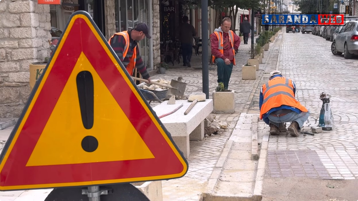 Pas pushimeve për festa, në rrugët me mozaik të Sarandës fillon avazi &#8211; VIDEO