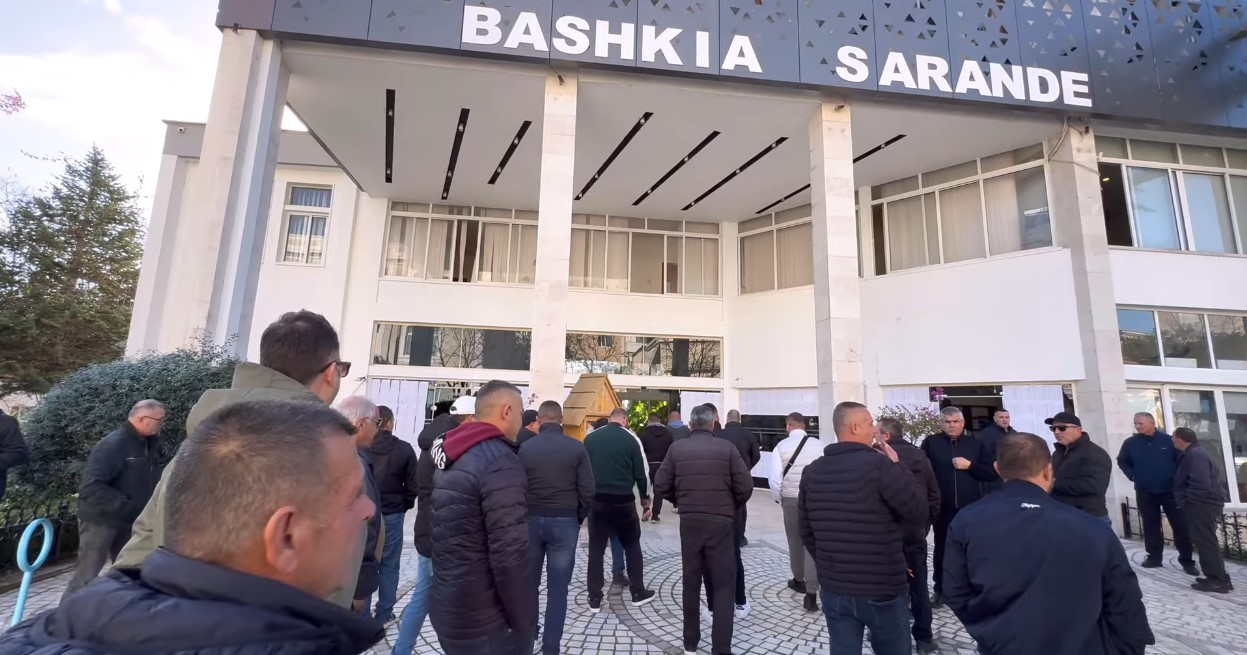 Taksistët e Sarandës protestojnë përsëri në dyert e Bashkisë Sarandë &#8211; VIDEO