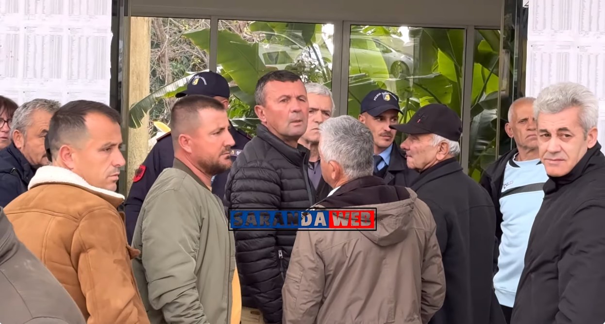 Protestë në dyert e bashkisë: Kërkojmë takim me kryetarin, i kemi dhënë votën &#8211; VIDEO