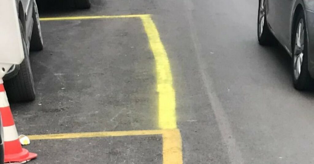 Vija të verdha dhe motora kudo – Këshilli Bashkiak debat për parkimet në Sarandë