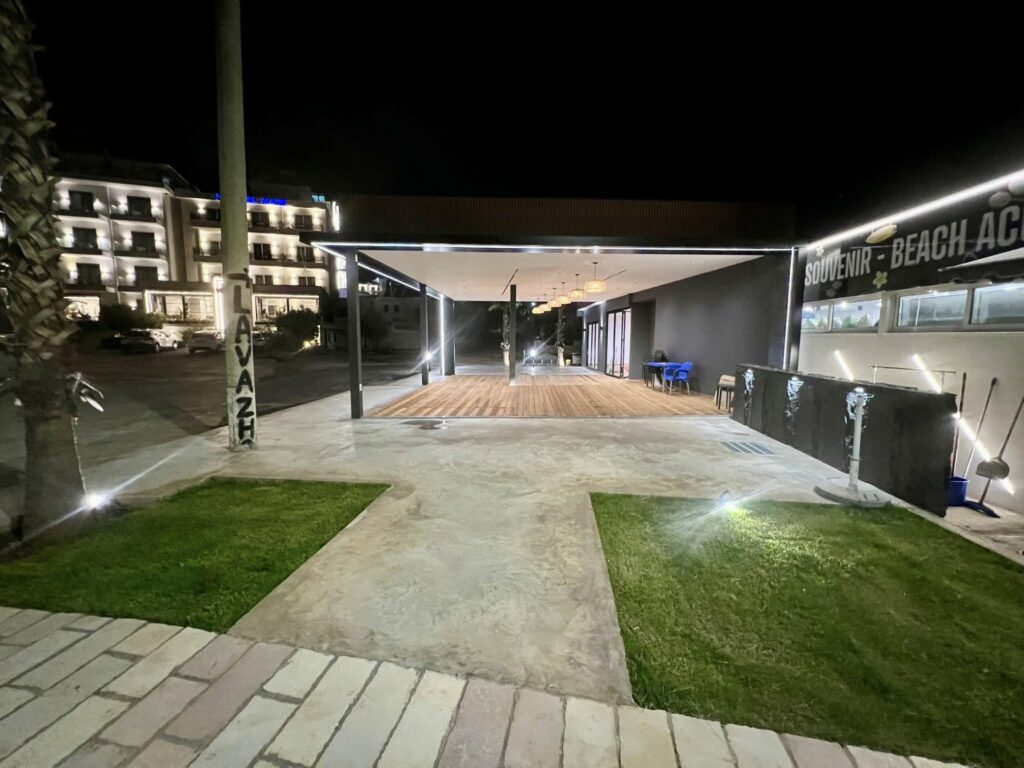 Jepet me qira ambient për biznes në Ksamil Ambient është i përshtatshëm për fast food, piceri ose restorant, në hyrje të Ksamilit, përballë Hotel Bianco