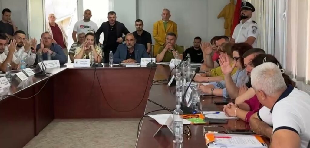 Përjashtohen 2 këshilltarë nga Partia Lëvizja e Legalitetit pas votës PRO për marrëveshjen e Eco Kampusit