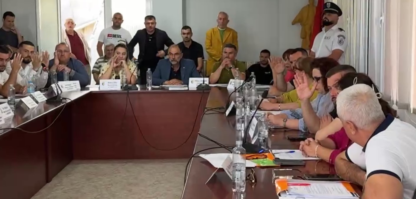 Përjashtohen 2 këshilltarë nga Partia Lëvizja e Legalitetit pas votës PRO për Eco Kampusin