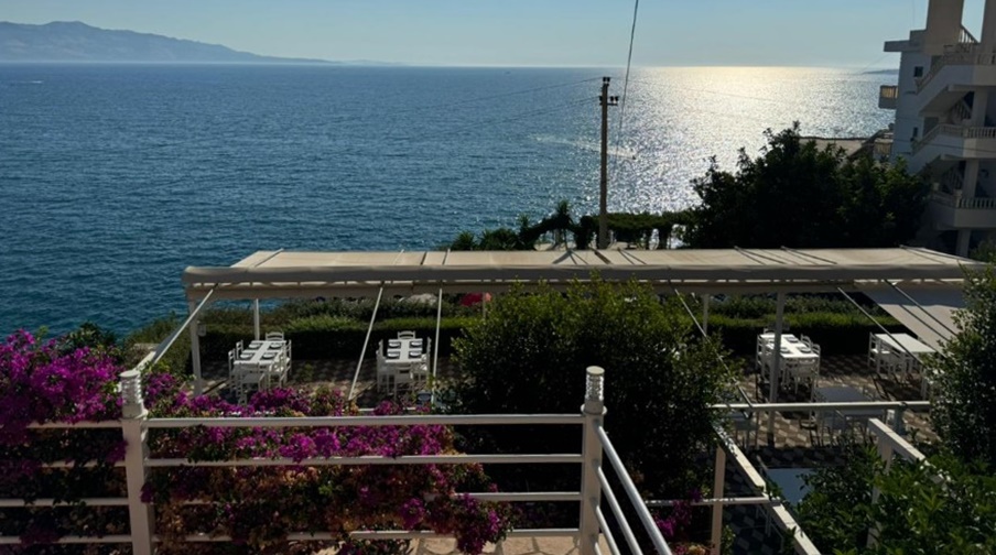 Seaview Restaurant në Sarandë kërkon kamarier/e me eksperiencë