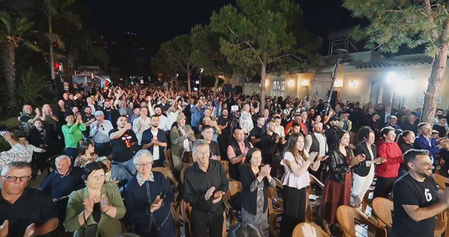 Adriatik Lapaj pritet në vendlindje me një miting madhështor &#8211; VIDEO
