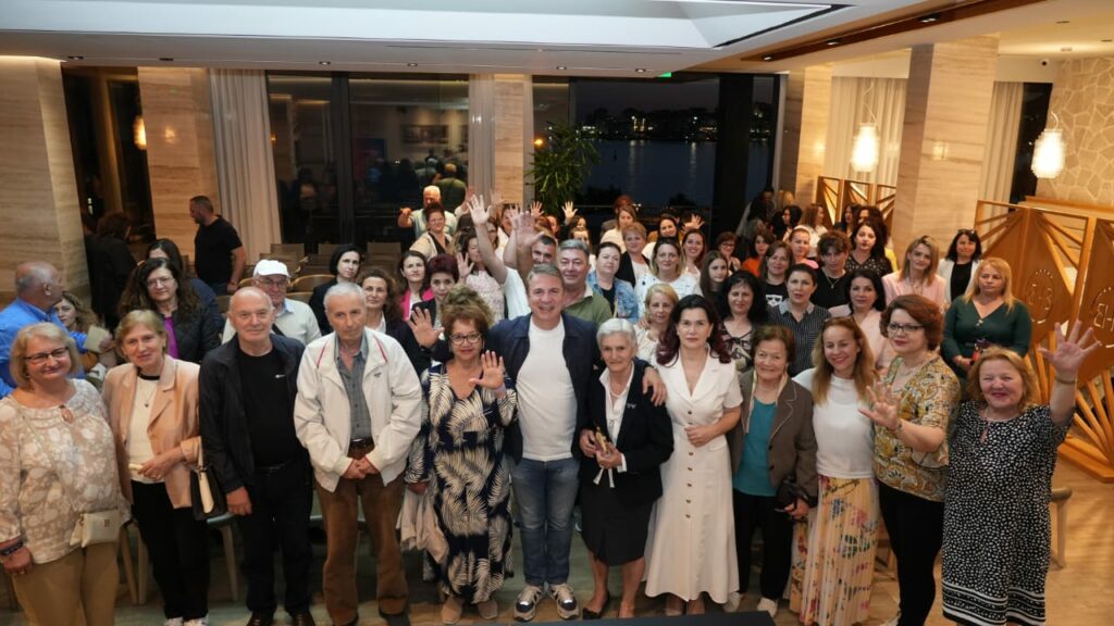 Damian Gjiknuri takim me mësues në Sarandë: Ju duhet një deputet që ka dhënë prova se di të ju zgjidhë problemet 