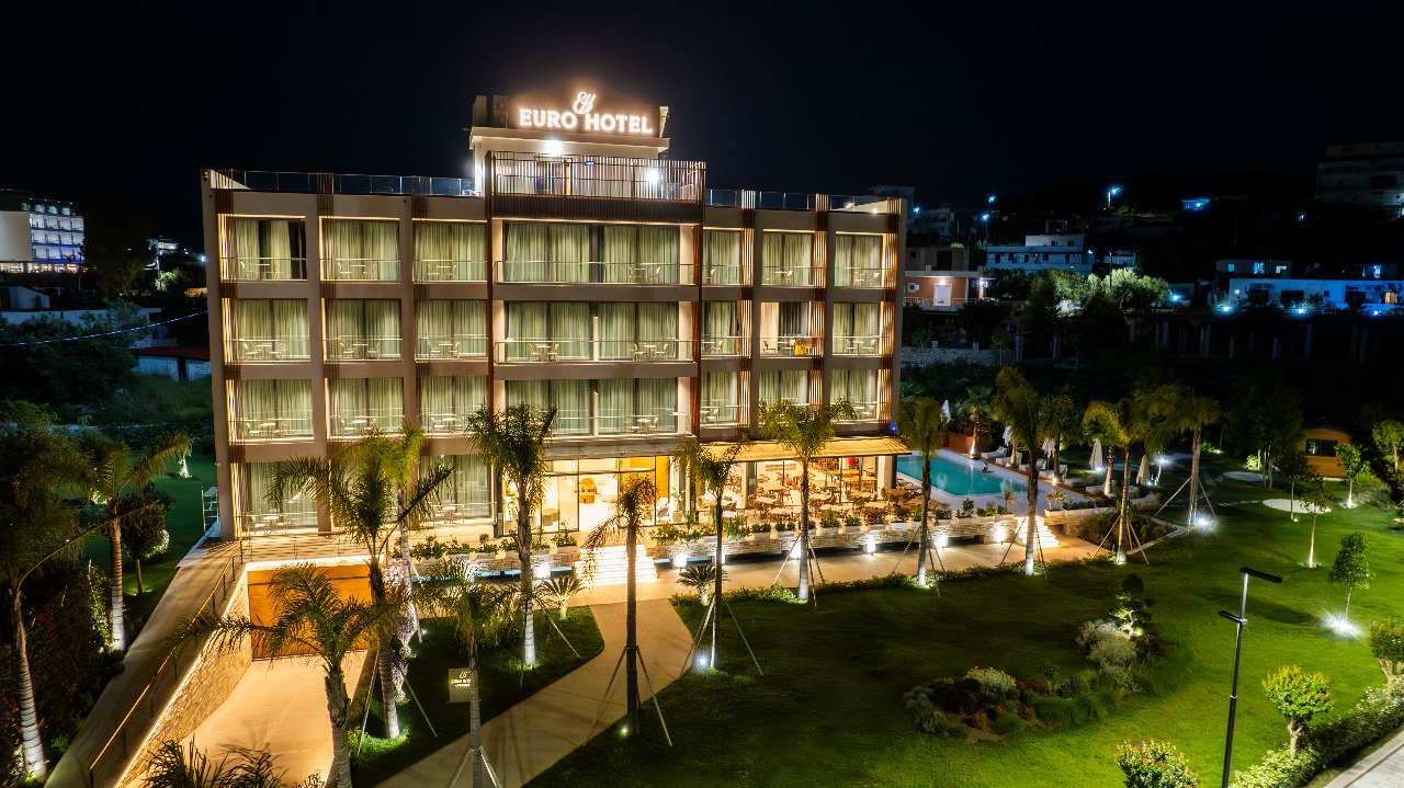 Euro Hotel në Ksamil kërkon Recepsionist/e, Kamarier/e dhe Ndihmës Kuzhinier/e