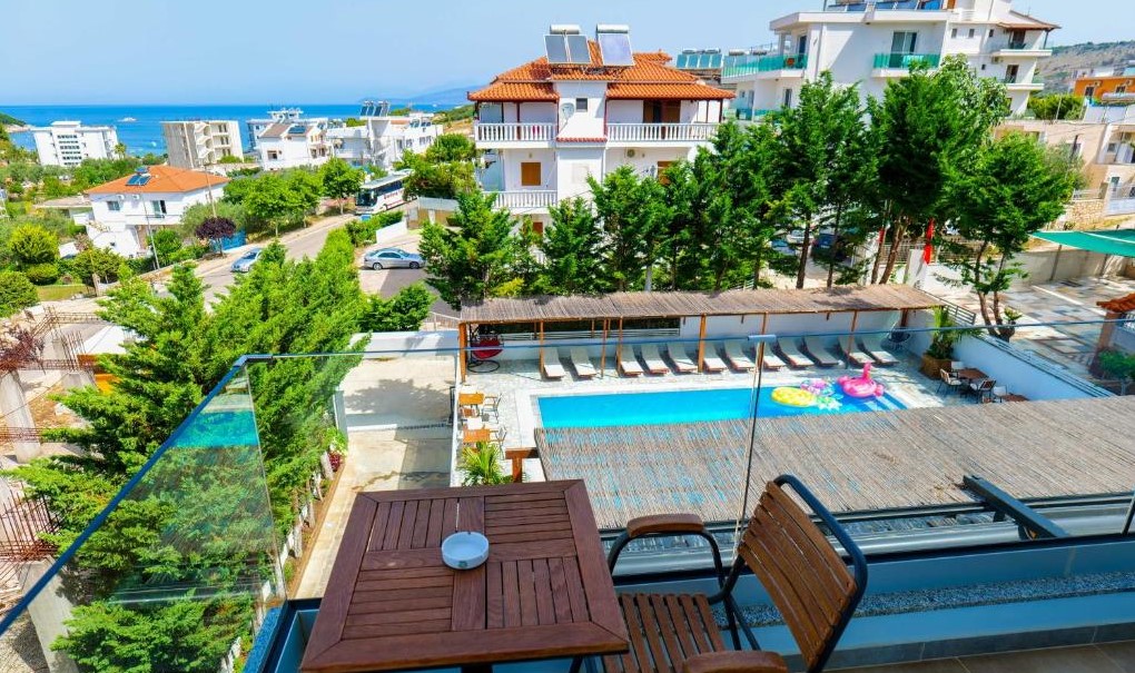 Hotel Restorant 6 Milje kërkon Ndihmës Kuzhinier/e, Pjatalarëse  dhe Sallatier/e
