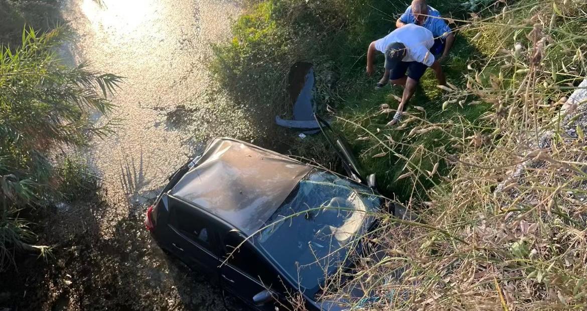 Automjeti bie në kanal në rrugën ku janë braktisur punimet pas votimeve