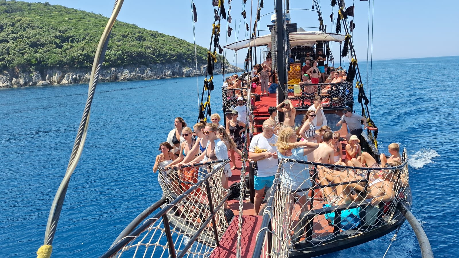 Anija Pegasus kërkon 2 punonjës/e për pritje klientësh, shitje biletash dhe marketing
