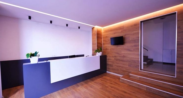 ApartHotel Miramare në Sarandë kërkon të punësojë një recepsioniste