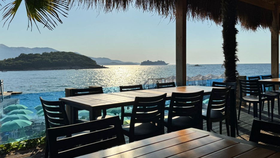 CIAO Beach Bar në Ksamil kërkon Banakier/e dhe Kamarier/e. Ofrohet akomodim