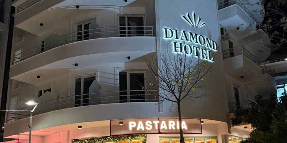 Diamond Hotel kërkon Receptionist/e turni 2, Kamarier/e, Banakier dhe Nd. Kuzhinier/e