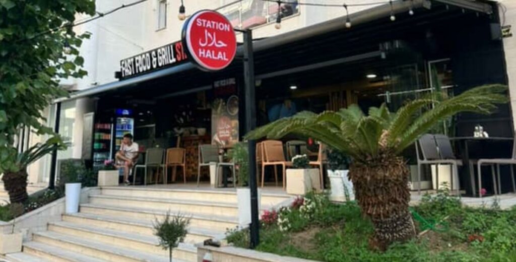 Fast Food STATION kërkon Punonjës Fast Food-i  dhe Punonjëse Pastrimi