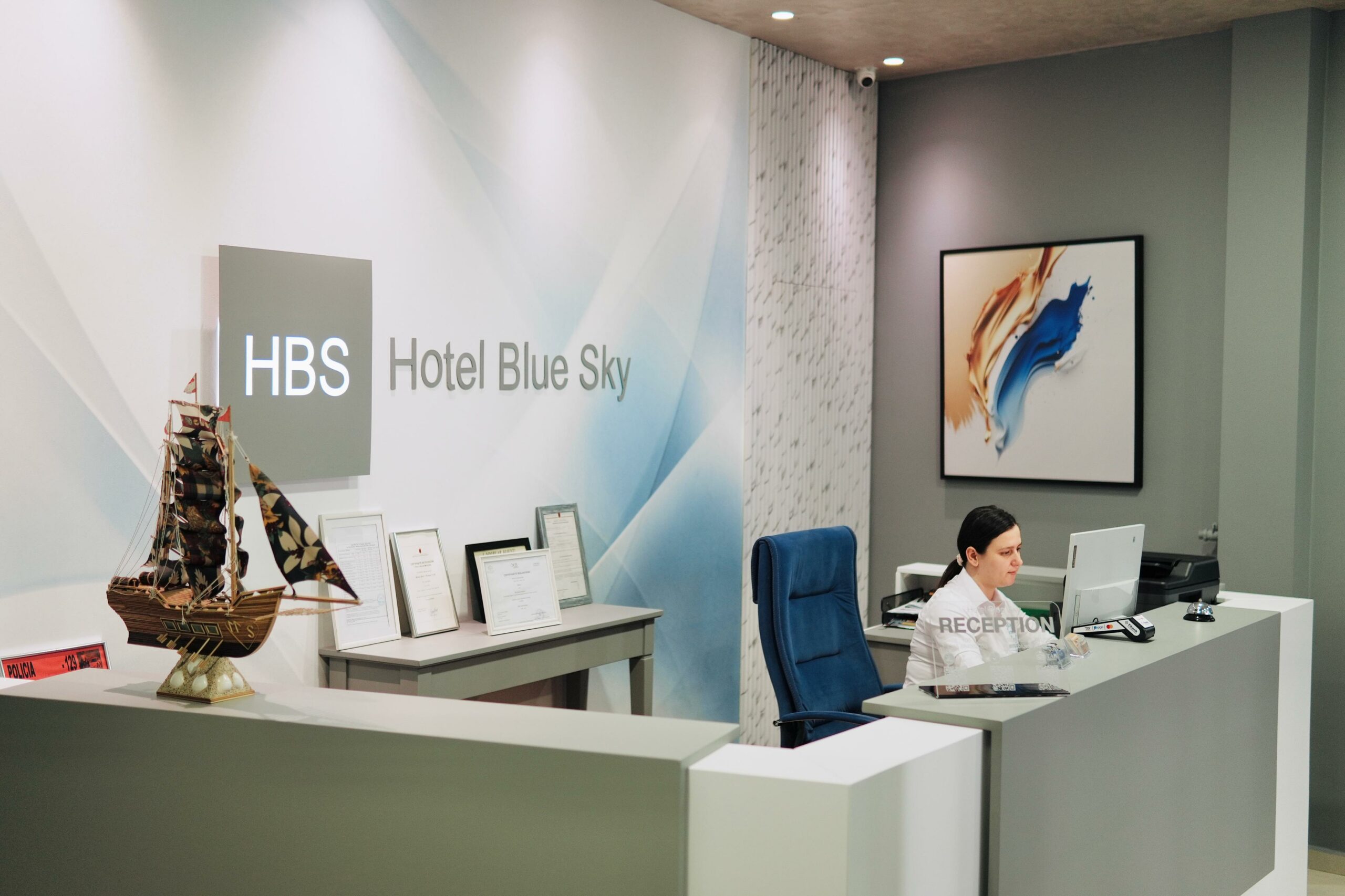 Hotel Blue Sky në Sarandë kërkon Recepsionist/e