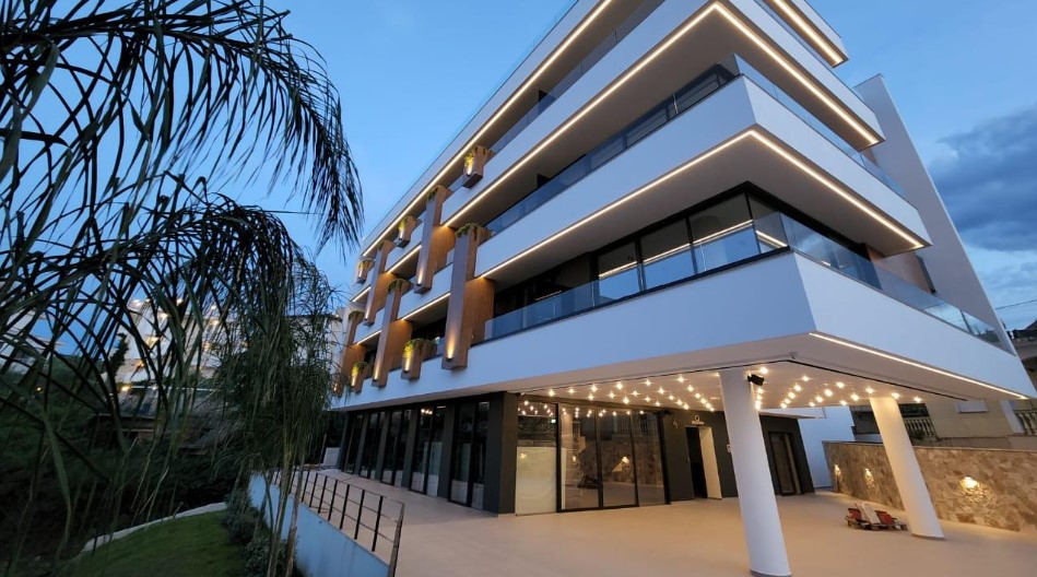 Hotel “Green Light” në Ksamil, që hap dyert së shpejti, kërkon të punësojë 2 sanitare