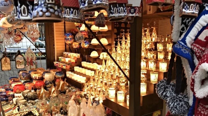 Kërkohet Shitëse për Kjoskë Suveniresh artistike në Shëtitoren e Sarandës
