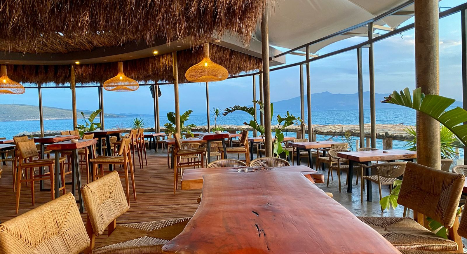 Nertili Beach Bar kërkon të punësojë Barman