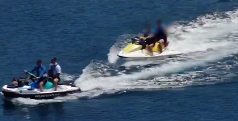 Policia bllokon 41 skafe dhe Jet Ski nga Ksamili në Sarandë &#8211; VIDEO