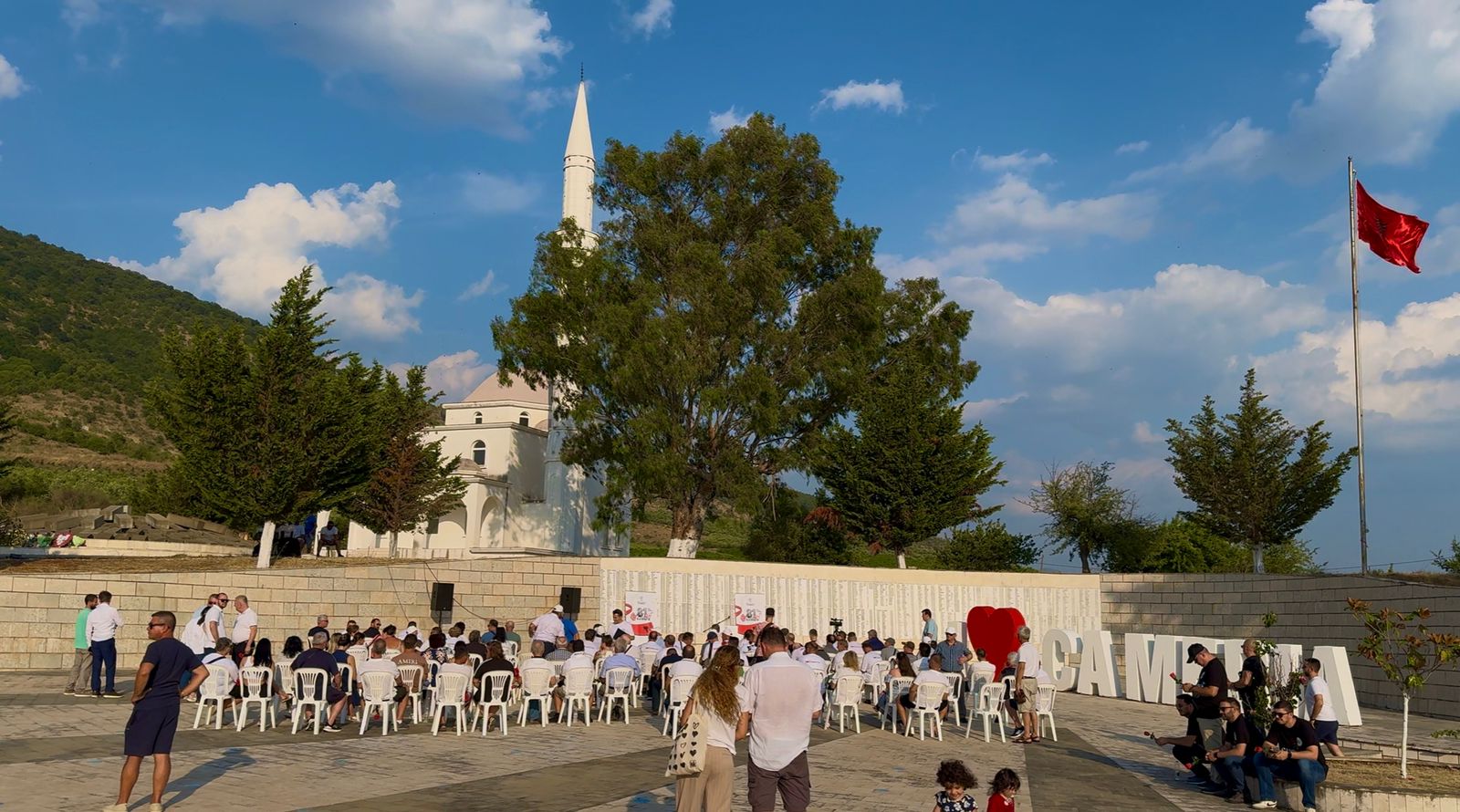 Shpëtim Idrizi dhe PDIU homazhe në Varrezat Monumentale në Kllogjer &#8211; VIDEO