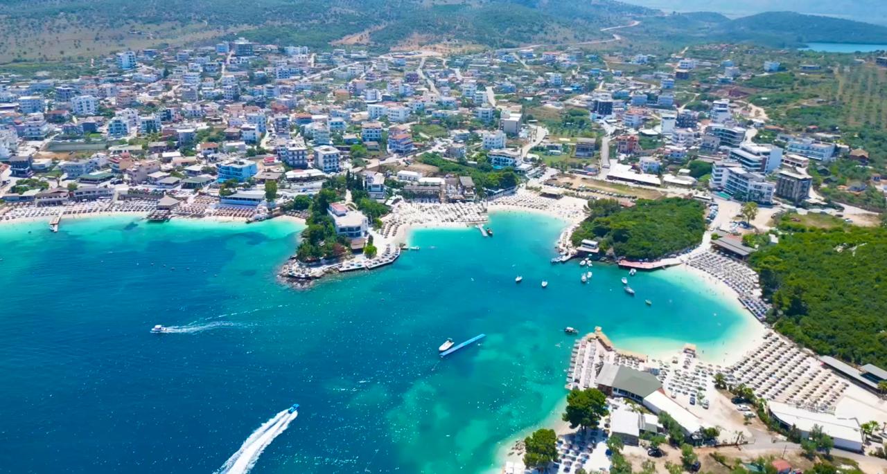 Sherr për Plazhet në Ksamil – 25-vjeçari nuk lejon pushuesit të hyjnë në “plazhin privat”