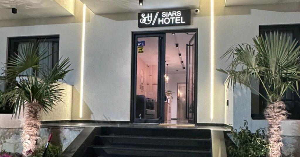 Hotel SIARS në Ksamil kërkon Recepsionist/e  dhe Sanitare. Ofrohet Akomodim