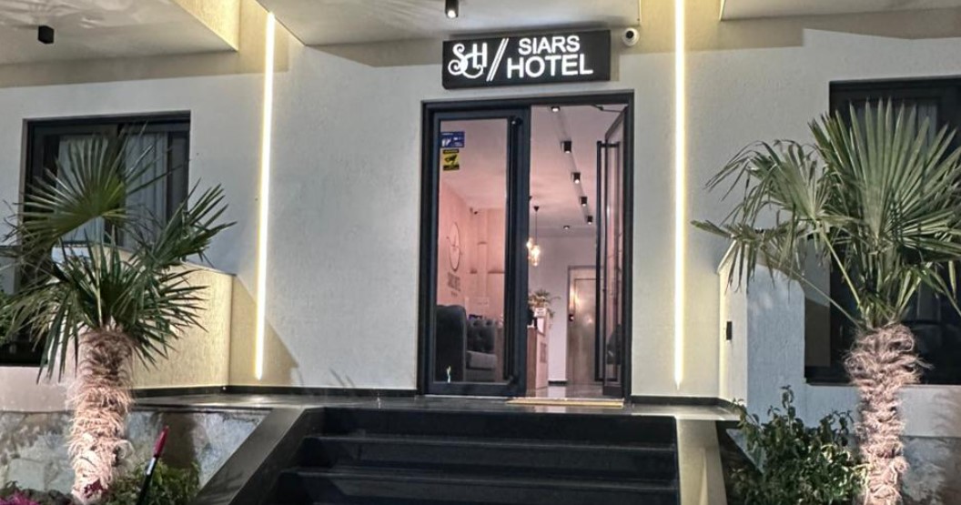 Hotel SIARS në Ksamil kërkon Recepsionist/e  dhe Sanitare. Ofrohet Akomodim