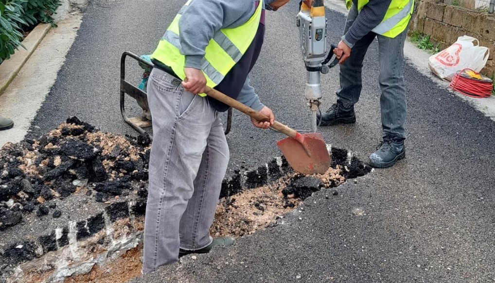 Punonjësit e Ujësjellësit sherr me banorët në Ksamil, përdoren hunj dhe grushta